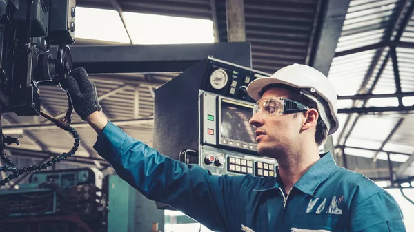 Trabalhador de fábrica inteligente usando a máquina na oficina de fábrica — Fotografia de Stock