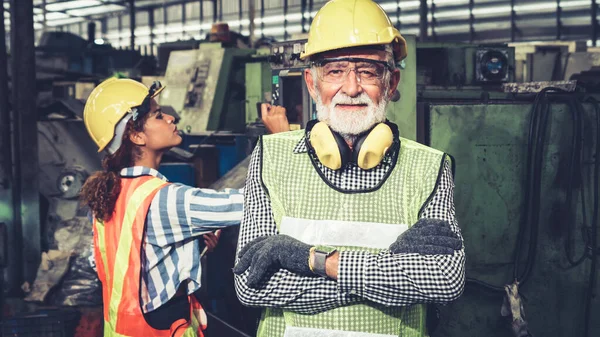 Ingeniero o trabajador de fábrica senior primer plano retrato en fábrica — Foto de Stock