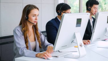 Ofiste çalışan kulaklık takan iş adamları.