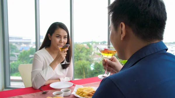 Glückliches romantisches Paar beim Mittagessen im Restaurant — Stockfoto