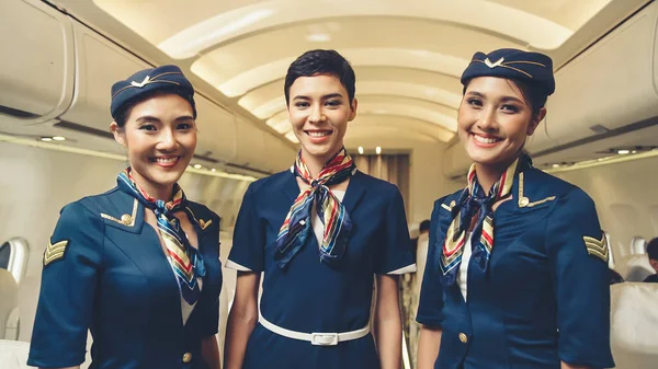 Grupo de tripulantes de cabina ou hospedeiras aéreas no avião — Fotografia de Stock