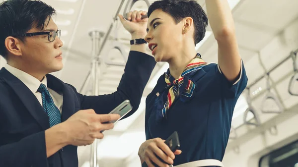 Empresário e mulher conversando em trem público — Fotografia de Stock