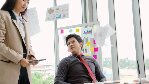 Pessoas de negócios infelizes disputam problema de trabalho no escritório — Fotografia de Stock