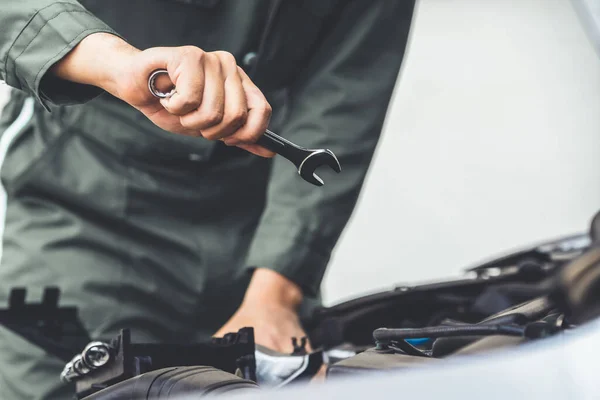 Mano mecánica profesional que proporciona servicio de reparación y mantenimiento de automóviles — Foto de Stock