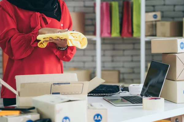 Çevrimiçi satıcı ev ofisinde çalışıyor ve teslimat kutusunu müşteriye paketliyor.. — Stok fotoğraf