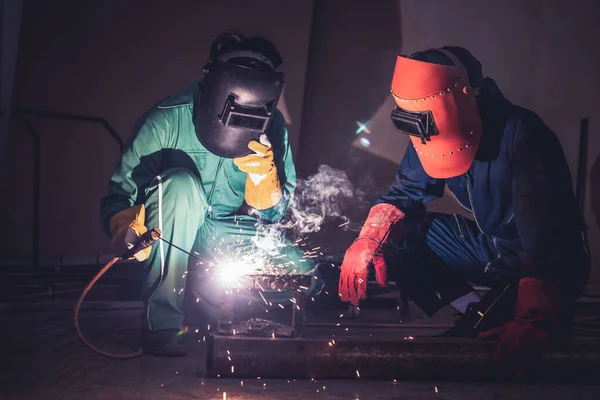 Trabajos de acero de soldadura de metal utilizando la máquina de soldadura por arco eléctrico —  Fotos de Stock