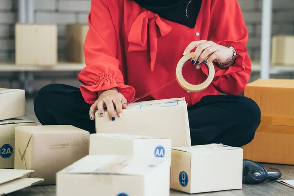 El vendedor en línea trabaja en la oficina de casa y empaca la caja de envío al cliente. — Foto de Stock