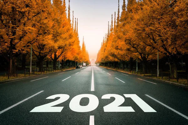 2021 Viaje por carretera de año nuevo y concepto de visión futura . — Foto de Stock