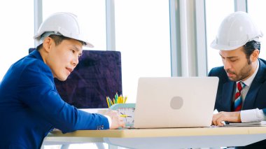 Mühendis ve mimar ofis masasında buluşuyor.