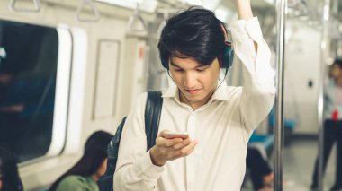İş adamı trende cep telefonu kullanıyor.