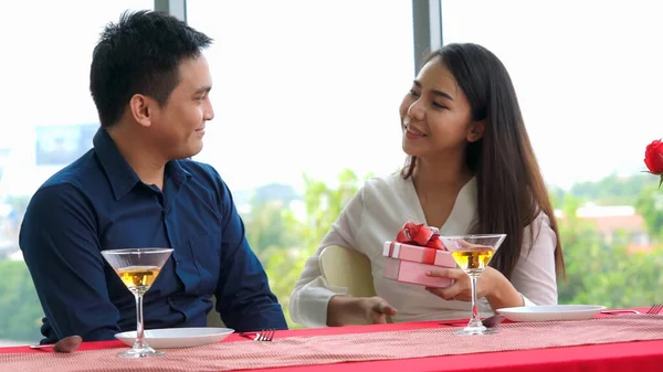 Romantikerpaar beschenkt Liebhaber im Restaurant — Stockfoto