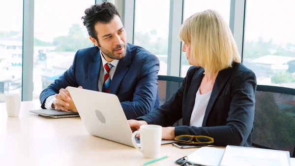 Twee zakenmensen praten over projectstrategie op kantoor — Stockfoto