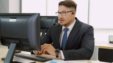 Ofiste çalışan kulaklık takan iş adamları.