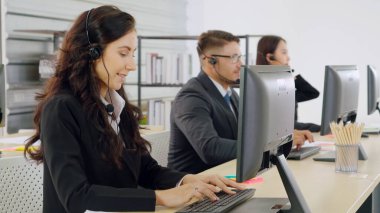 Ofiste çalışan kulaklık takan iş adamları.
