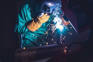 Metal kaynak çeliği, elektrik yay kaynak makinesi ile çalışır.