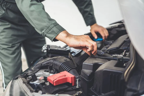 Mão mecânica profissional fornecendo serviço de reparação e manutenção de automóveis — Fotografia de Stock