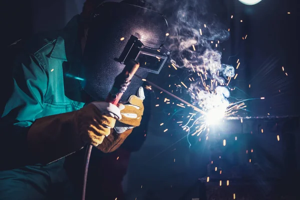 Trabalhos de aço de soldagem de metal usando máquina de solda a arco elétrico — Fotografia de Stock