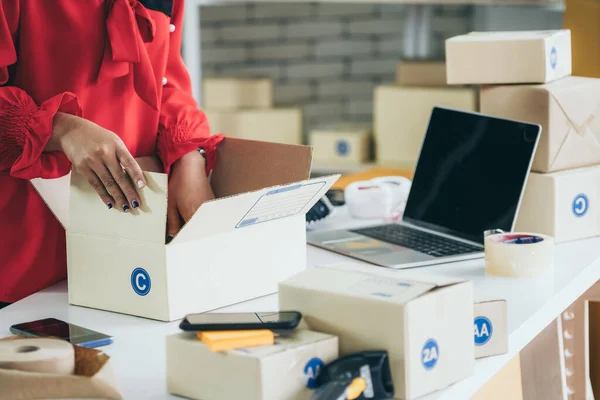 Vendedor on-line trabalha em casa escritório e embala caixa de entrega de transporte para o cliente. — Fotografia de Stock