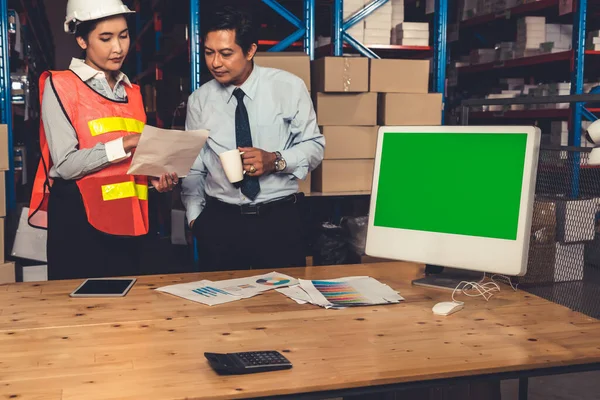 Computador com tela verde na sala de armazenamento do armazém — Fotografia de Stock