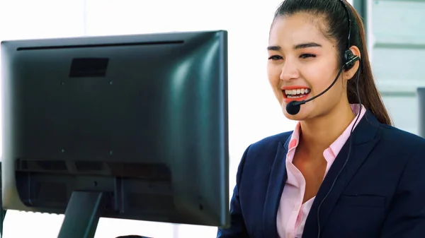 Gente de negocios con auriculares trabajando en la oficina — Foto de Stock