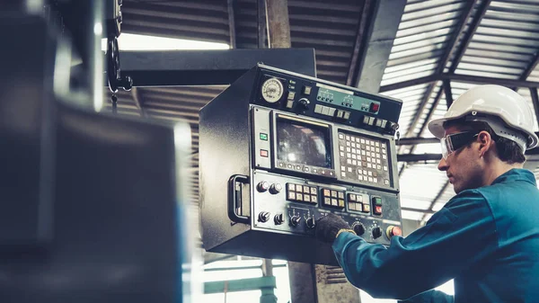공장에서 기계를 사용하는 똑똑 한 공장 근로자 — 스톡 사진