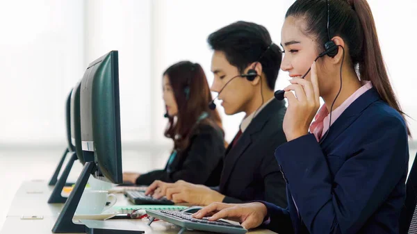 Geschäftsleute mit Headset arbeiten im Büro — Stockfoto