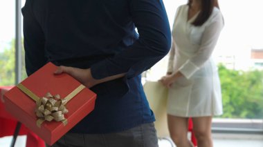 Romantik çift lokantada sevgilisine hediye veriyor.