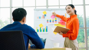 Genç kadın iş verilerini beyaz tahtada açıklıyor