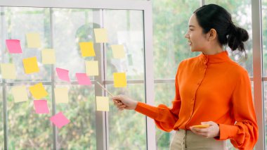 İş adamları proje planlama kurulunda çalışıyor