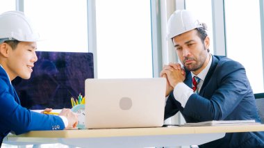 Mühendis ve mimar ofis masasında buluşuyor.