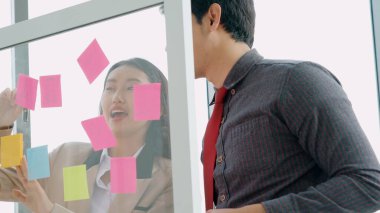 İş adamları proje planlama kurulunda çalışıyor