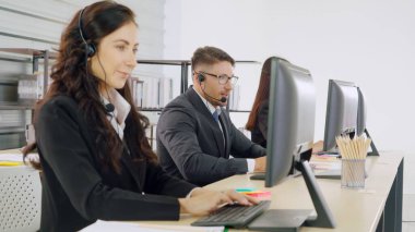 Ofiste çalışan kulaklık takan iş adamları.