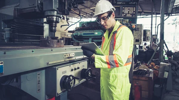 Trabalhador de fábrica inteligente usando a máquina na oficina de fábrica — Fotografia de Stock