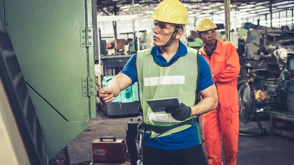 Smart factory worker using machine in factory workshop — Stock Photo, Image