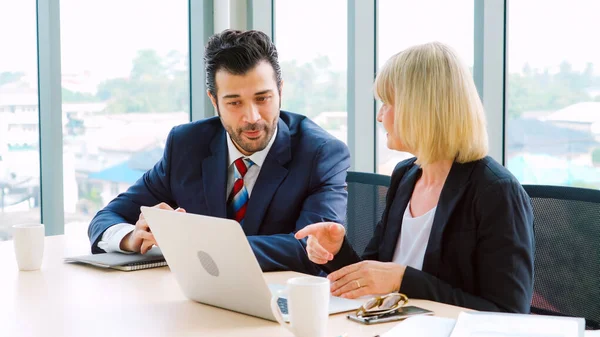 Twee zakenmensen praten over projectstrategie op kantoor — Stockfoto