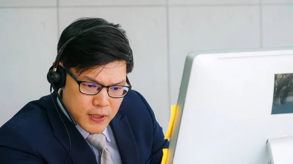 Gente de negocios con auriculares trabajando en la oficina —  Fotos de Stock