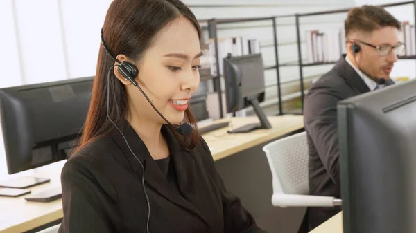 Geschäftsleute mit Headset arbeiten im Büro — Stockfoto