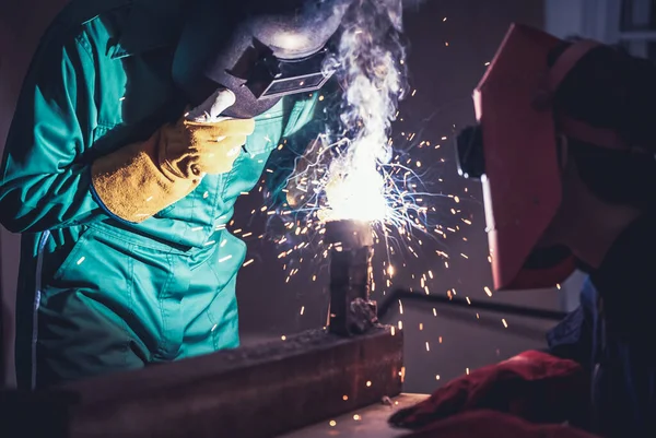 Metal welding steel works using electric arc welding machine — Stock Photo, Image