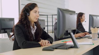 Ofiste çalışan kulaklık takan iş adamları.