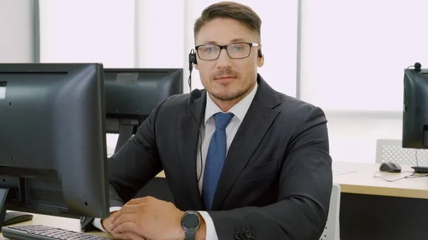 Des hommes d'affaires portant un casque qui travaillent au bureau — Photo