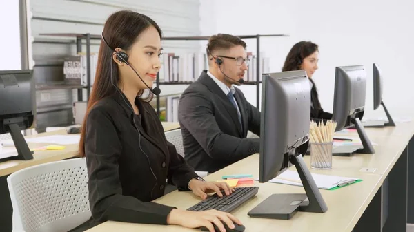 Geschäftsleute mit Headset arbeiten im Büro — Stockfoto