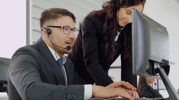 Gente de negocios con auriculares trabajando en la oficina —  Fotos de Stock