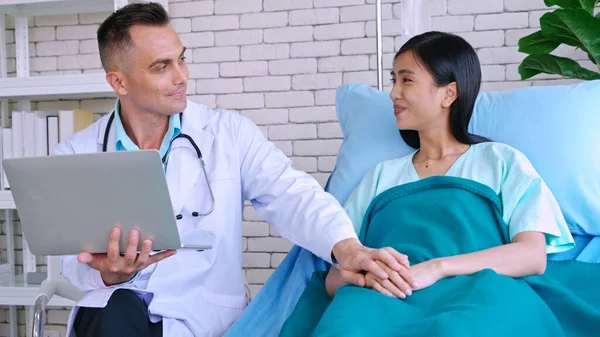 Médico en uniforme profesional examinando al paciente en el hospital — Foto de Stock