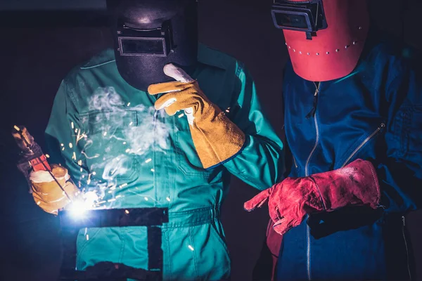 Trabajos de acero de soldadura de metal utilizando la máquina de soldadura por arco eléctrico —  Fotos de Stock