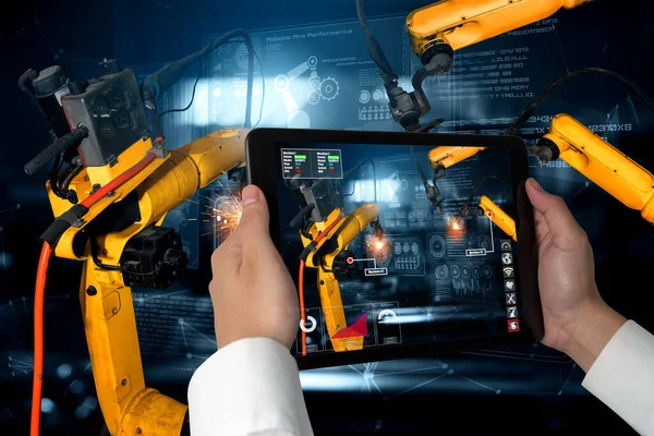 Mühendis, artırılmış gerçeklik endüstrisi teknolojisiyle robotik kolları kontrol ediyor. — Stok fotoğraf