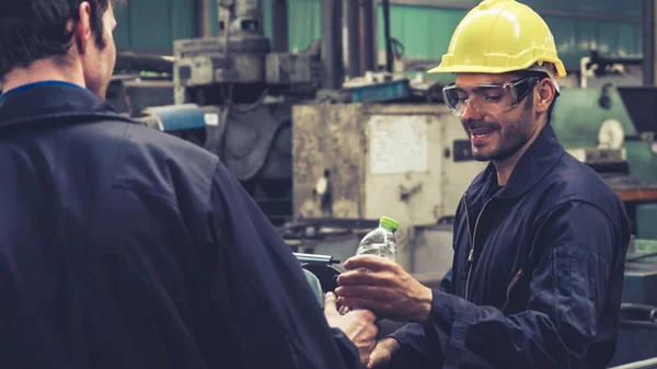 Zmęczeni pracownicy fabryki robią sobie przerwę i rozmawiają ze współpracownikiem w fabryce — Zdjęcie stockowe