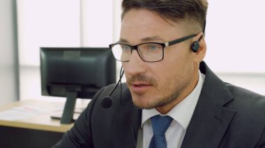 Ofiste çalışan kulaklık takan iş adamları.