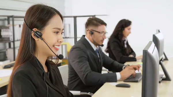 Geschäftsleute mit Headset arbeiten im Büro — Stockfoto