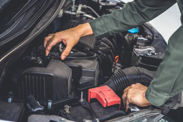 Mano meccanico professionale che fornisce servizio di riparazione e manutenzione auto — Foto Stock