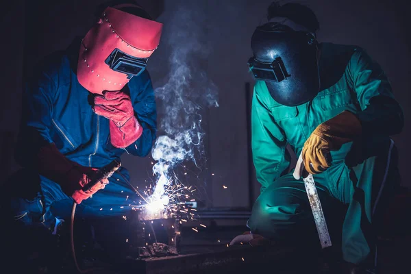 Travaux de soudage des métaux en acier utilisant une machine de soudage à l'arc électrique — Photo